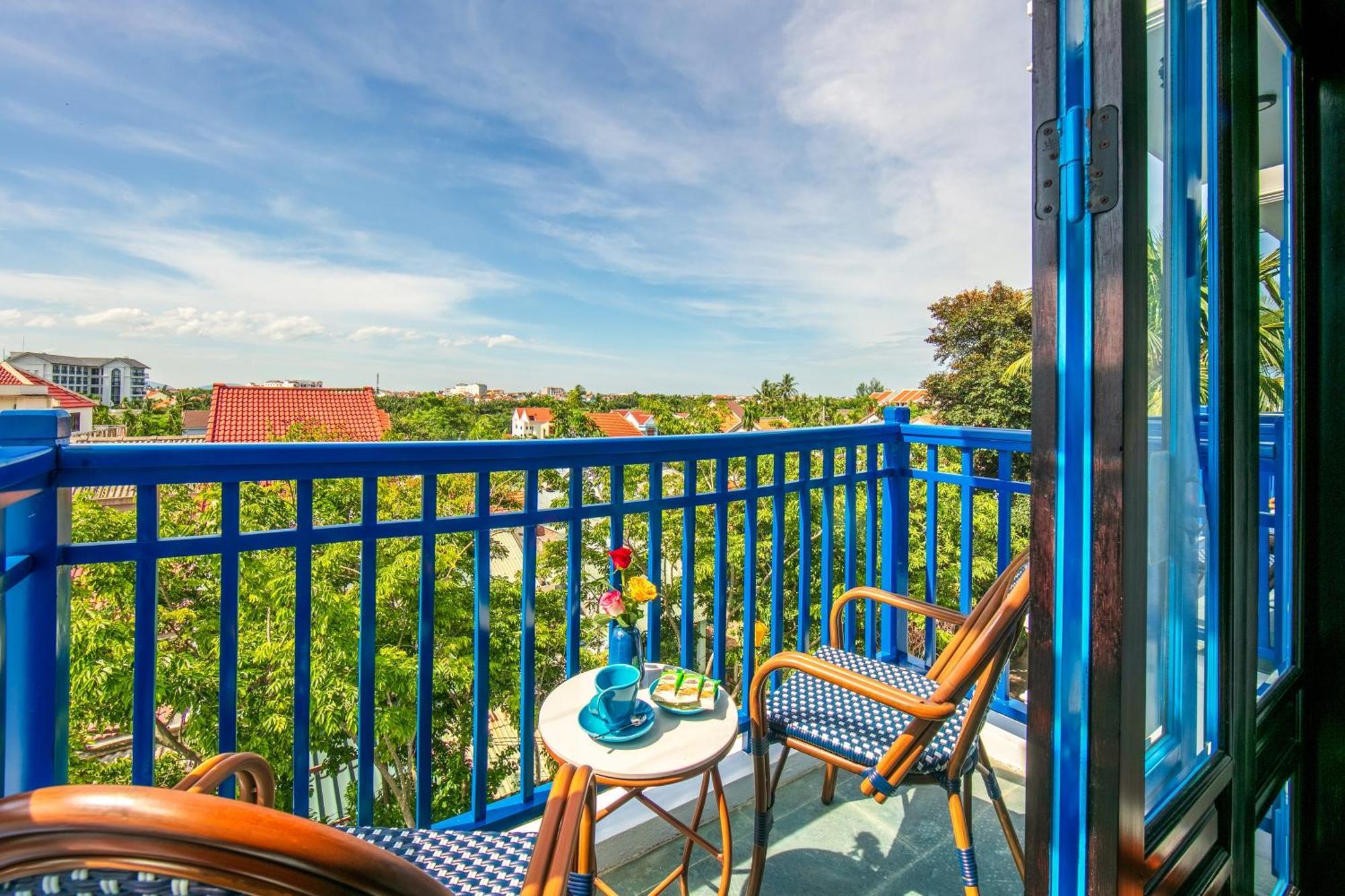 Triple Premium Garden View & Balcony